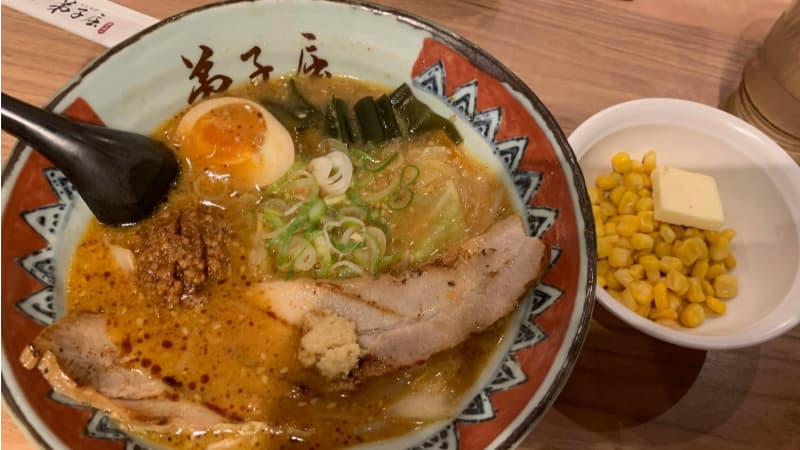 大きなチャーシューがのっている味噌ラーメンの写真